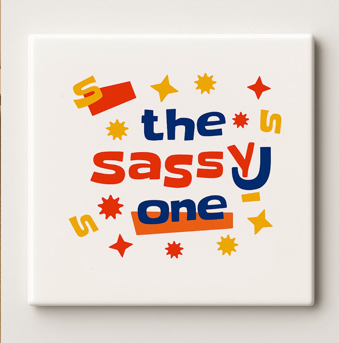 Nevolis Grappige Tegel “The Sassy One” 15x15 cm – Speelse en Kleurrijke Keramische Wanddecoratie Cadeau voor Vrienden, Tieners of Huisdecoratie Multi Color