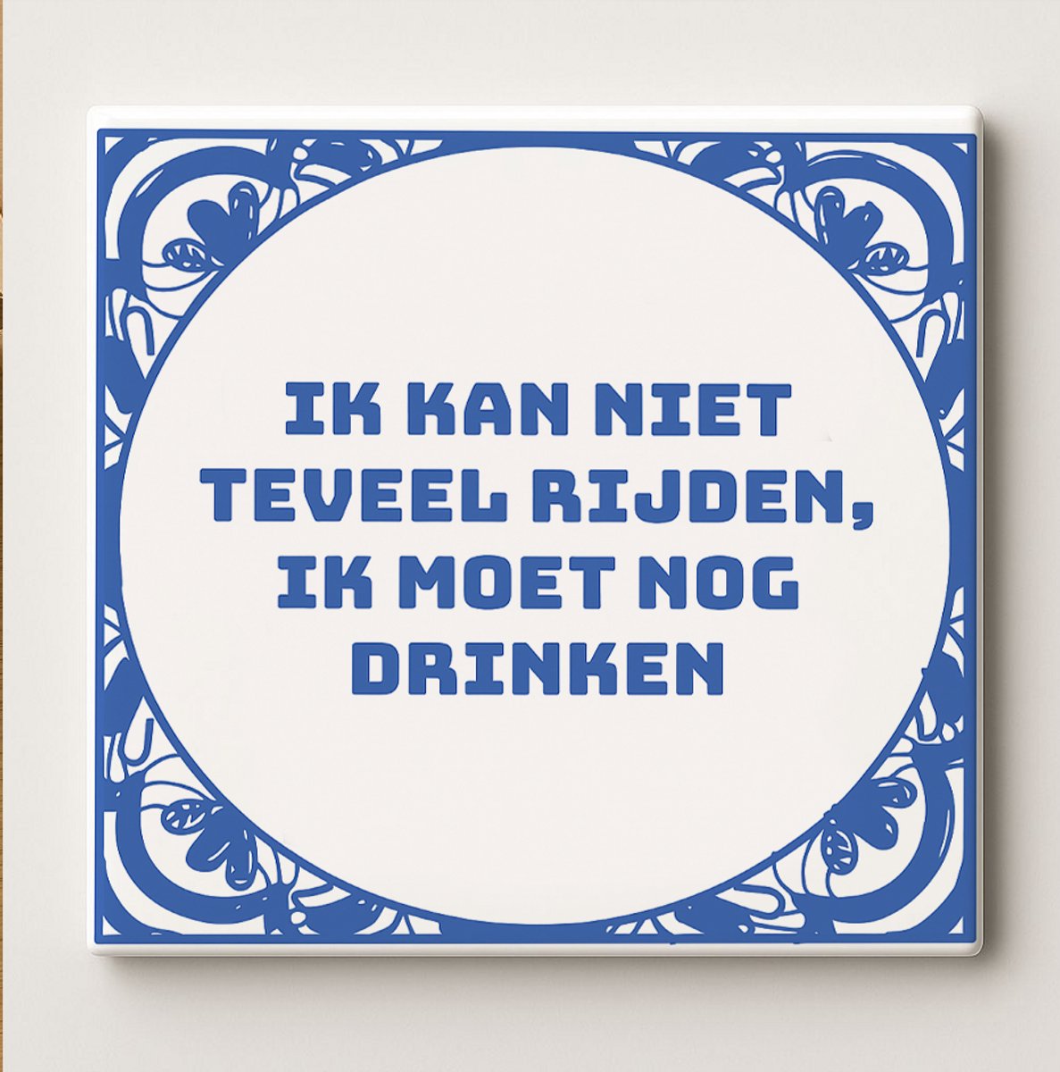 Nevolis Grappig Nederlands Tegeltje “Ik kan niet teveel rijden, ik moet nog drinken” – Blauw-Wit Keramisch Wandtegel 15x15cm – Humoristisch Bar of Keuken Decoratie Cadeau Multi Color