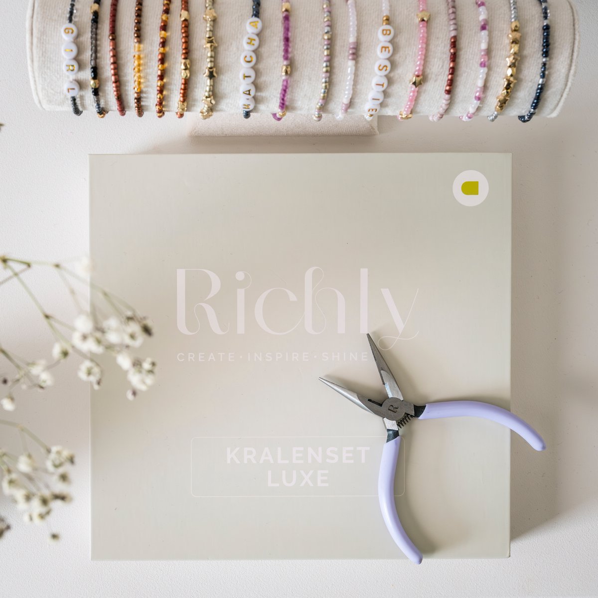 Richly® Kralen set Luxe - gratis E-BOOK & Instructieboekje - Complete set & Premium verpakking - 4500+ kralen - 6 Bedels & Gouden RVS-accessoires - Armbandjes maken meisjes - Sieraden Maken - Goud & Herfstkleuren - Letterkralen - Kralenketting — afbeelding 9