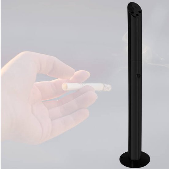 Zwarte staande asbak van 92 cm hoog, met een ronde voet. Een hand toont een sigaret.