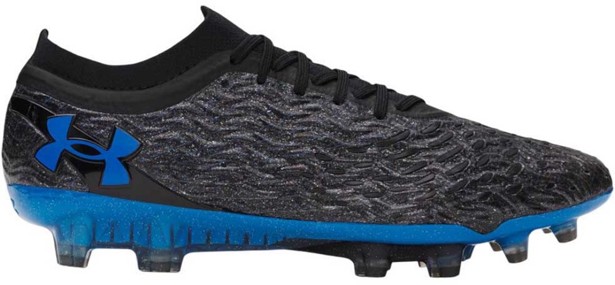 Zwarte Under Armour Magnetico Elite 5 FG voetbalschoenen met blauwe accenten, ontworpen voor optimale pasvorm en grip.