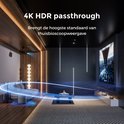 Stijlvolle thuisbioscoop met bioscoopstoelen, een groot scherm en een soundbar. Lichtstralen die 4K HDR passthrough illustreren.