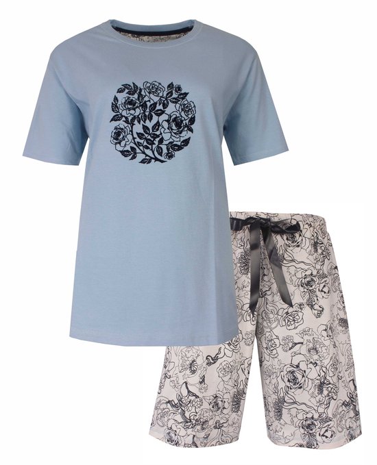 Lichtblauwe pyjamaset met korte mouwen en een ronde hals. De pyjamabroek heeft een zwart-witte rozenprint en een zwarte strik.