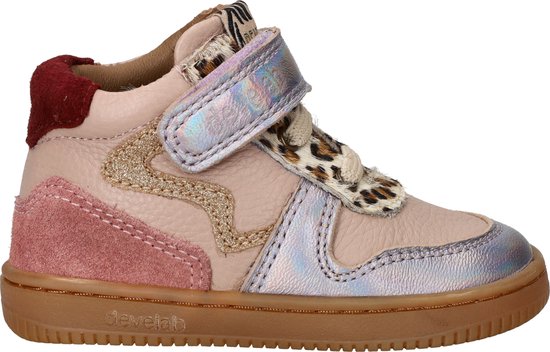 Roze sneaker met panterprint, glitter en suède.