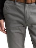 Voorkant van een grijze chino broek met een bruine riem.
