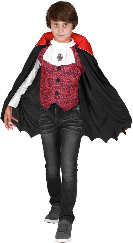 Garçon en costume de vampire : chemise blanche, gilet rouge à motif noir, pantalon noir et cape noire doublée de rouge.