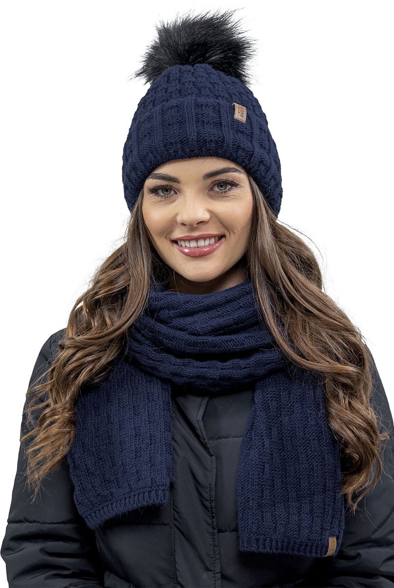 VIVISENCE Dames Pomponmuts en Sjaal Set Warm Hoofddeksel En Halsbedekking Voor Herfst En Winter Warm Dik, Wintermuts Met Pommel, Winterset Voor Vrouwen, Gemaakt in de EU, lichtgrijs, One size