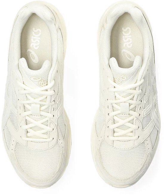 Bovenkant van crème ASICS GEL sneakers met veters en mesh.
