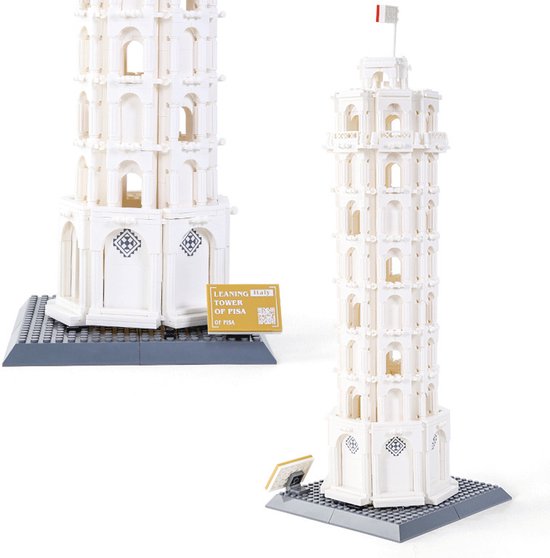 Twee witte modellen van de Scheve Toren van Pisa.