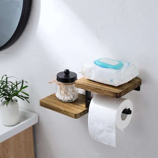 Wandgemonteerde houten toiletrolhouder met plank, een pot met wattenstaafjes en een pak babydoekjes.