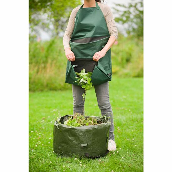 Vrouw met groen tuig dat overgaat in een opvangzak, bladeren erin gestopt.