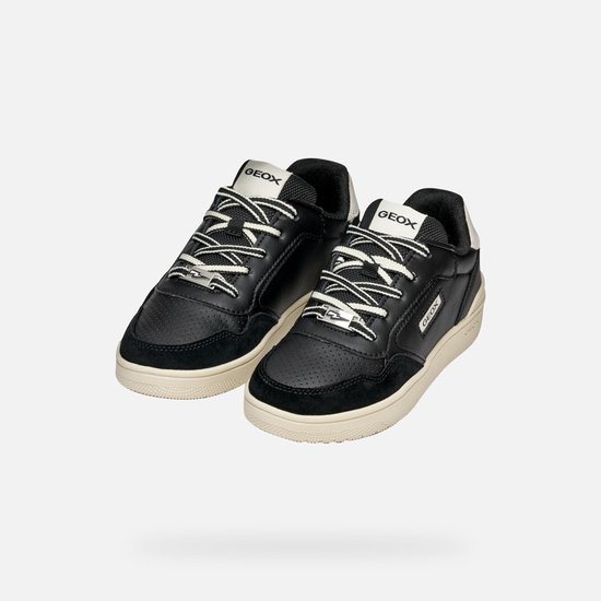 Een paar zwarte Geox sneakers met wit-zwarte veters en beige zolen, op een witte achtergrond.