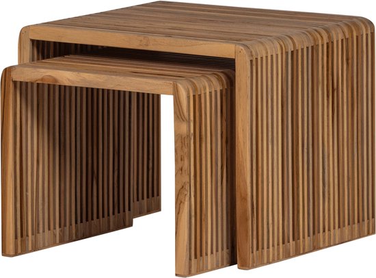 Deux tables d'appoint en bois de teck recyclé de couleur naturelle avec une structure à persiennes. Les tables sont gigognes.