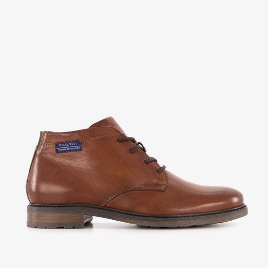 Cognac leren Bugatti veterschoen met veters en blauw label 'nineteen seventy eight'.