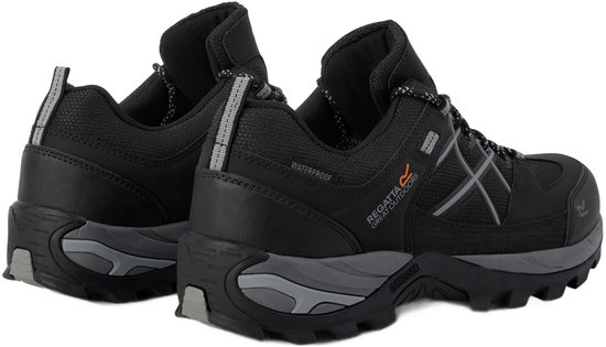 Zwarte wandelschoenen met grijze accenten, waterdicht en ademend, met oranje Regatta logo op de zijkant.