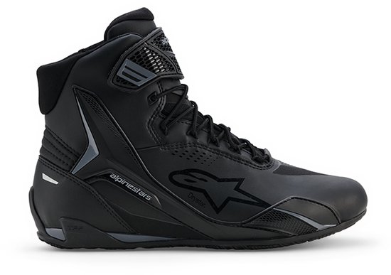Zwarte Alpinestars motorschoen met vetersluiting, klittenband en reflecterende details.