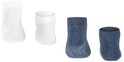 Vier baby sokjes, twee wit en twee donkerblauw.