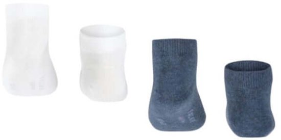 Vier baby sokjes, twee wit en twee donkerblauw.