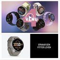 Collage van Garmin smartwatches in verschillende kleuren: zwart, lichtgroen, crème, paars en grijs. Sommige tonen de tijd, hartslag en batterijstatus.