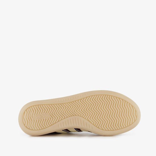 Beige zool van een sneaker met Adidas logo en visgraatprofiel.