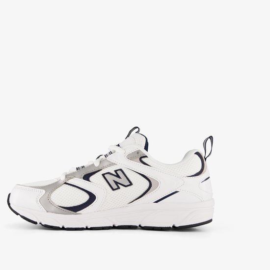 Witte New Balance 408 sneaker met marineblauwe en grijze accenten en een 'N' logo op de zijkant.