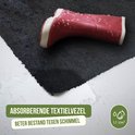 Zwarte deurmat met een rode kinderlaars met waterdruppels. Textielvezel is absorberend en schimmelwerend.