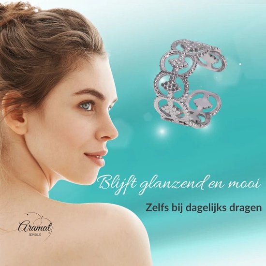 Een model kijkt naar een zilveren verstelbare stalen ring met cirkelvormig patroon.