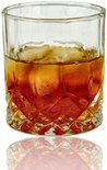 Een laag, facetgeslepen whiskyglas gevuld met amberkleurige drank en ijsklontjes. De facetten creëren een diamantachtig patroon op het glas.