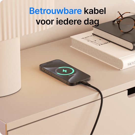 Zwarte Voomy oplaadkabel aangesloten op een iPhone die 75% is opgeladen.