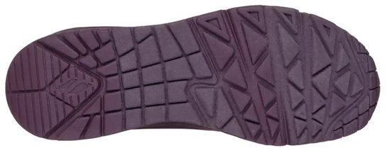 Semelle de sneaker bordeaux avec profil géométrique.