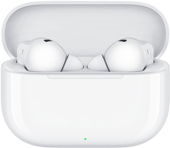 Een witte oplaadcase met deksel open, waarin twee witte draadloze oordopjes met lange steeltjes zitten. Een groen lampje brandt.