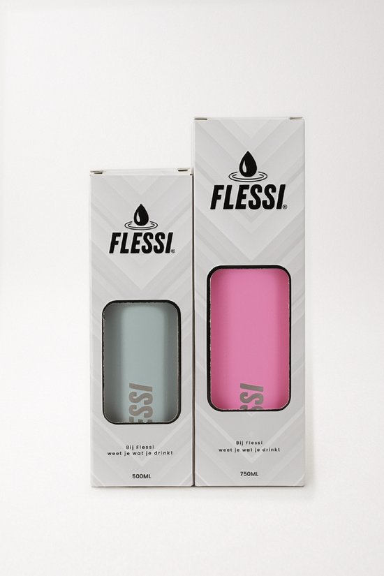 Twee Flessi dozen. De linker doos heeft een lichtblauwe fles, de rechter doos een roze fles. Beide met een venster om de fles te tonen en Flessi logo.
