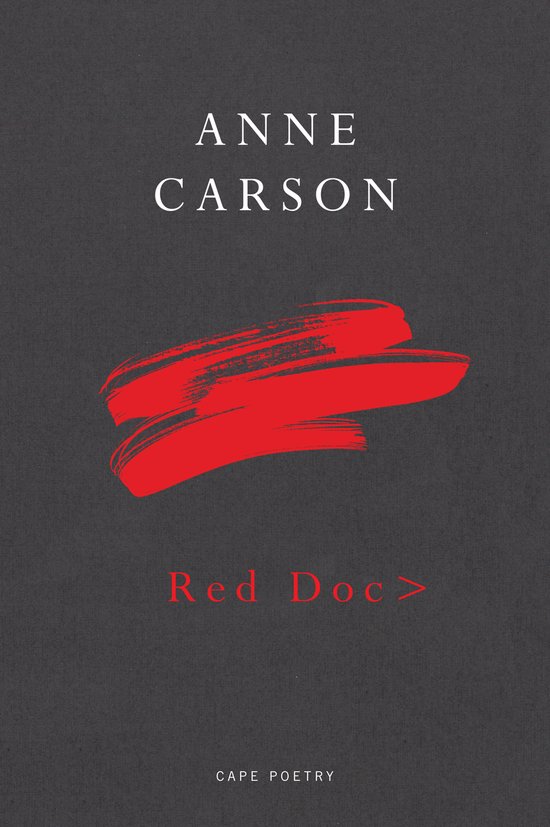 Couverture du livre avec le titre 'Red Doc>' en lettres rouges, surmonté d'un coup de pinceau rouge. Le nom 'ANNE CARSON' est en lettres blanches en haut.