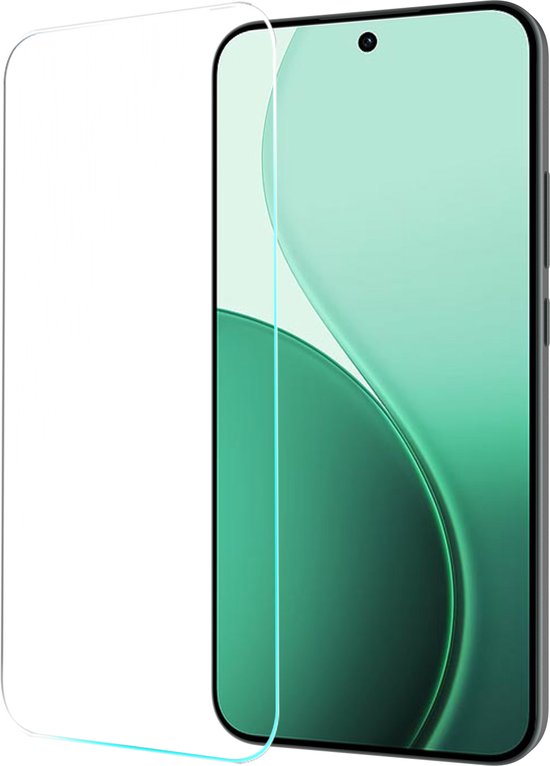 Een smartphone screenprotector van gehard glas, die gedeeltelijk op een smartphone met groene achtergrond is geplaatst.