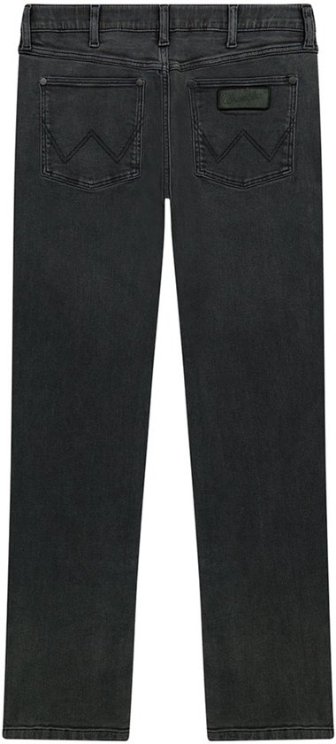 Achterkant van een grijze spijkerbroek met een zwart Wrangler logo-patch.