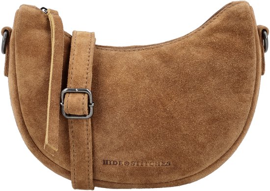 Bruine suède tas met verstelbare band, gesp, rits en 'HIDE & STITCHES' logo.