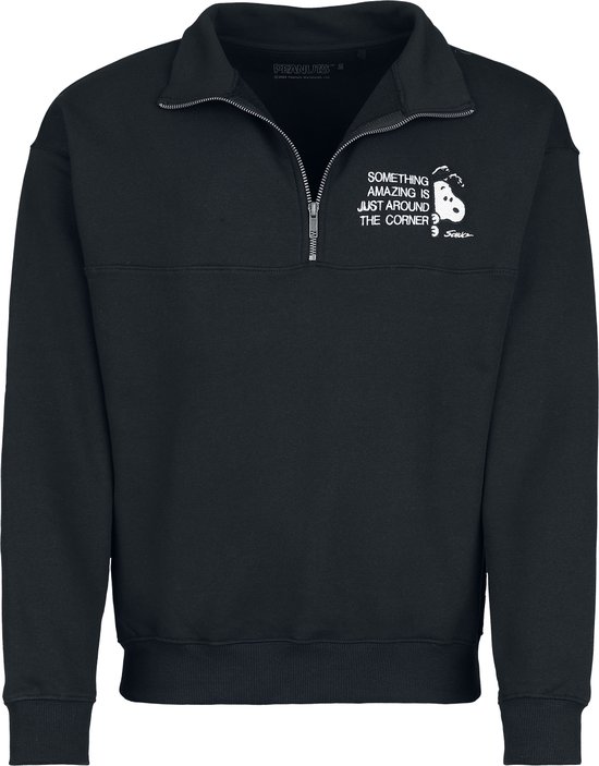 Zwarte trui met rits, met op de borst een witte print van Snoopy en de tekst "SOMETHING AMAZING IS JUST AROUND THE CORNER".