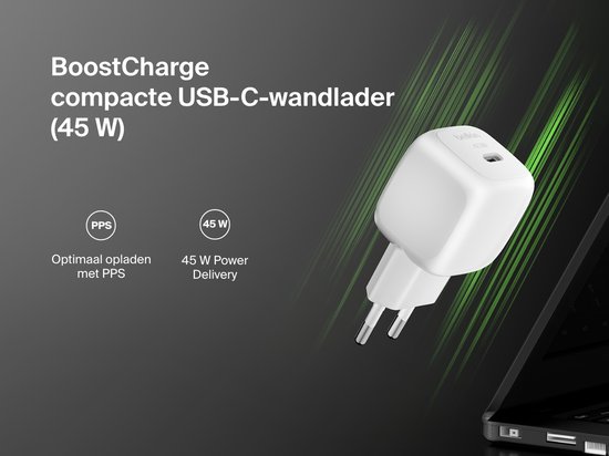 Witte compacte Belkin 45W USB-C-wandlader met stekkers, naast een laptop.