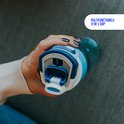 Hand met een blauwe Kambukka drinkfles met 3-in-1 deksel. De tekst 'Multifunctionele 3-in-1 dop' is zichtbaar.