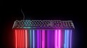 Zwart gaming toetsenbord met RGB-verlichting en verlichte toetsen.