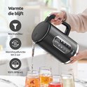 Zwarte Olvy waterkoker met warmhoudfunctie tot 2 uur, gietend in glazen.