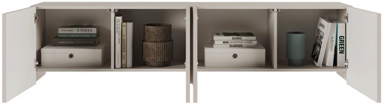 Open beige tv-kast met vier deuren, gevuld met boeken en decoraties.
