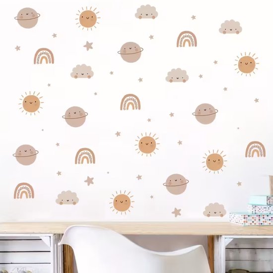 Wandstickers met zonnen, planeten, regenboogen, wolken en sterren in beige, bruin en oranje tinten.