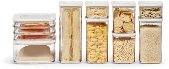 Boîtes de rangement Mepal blanches sur fond blanc, remplies de pâtes, riz, céréales et légumineuses.