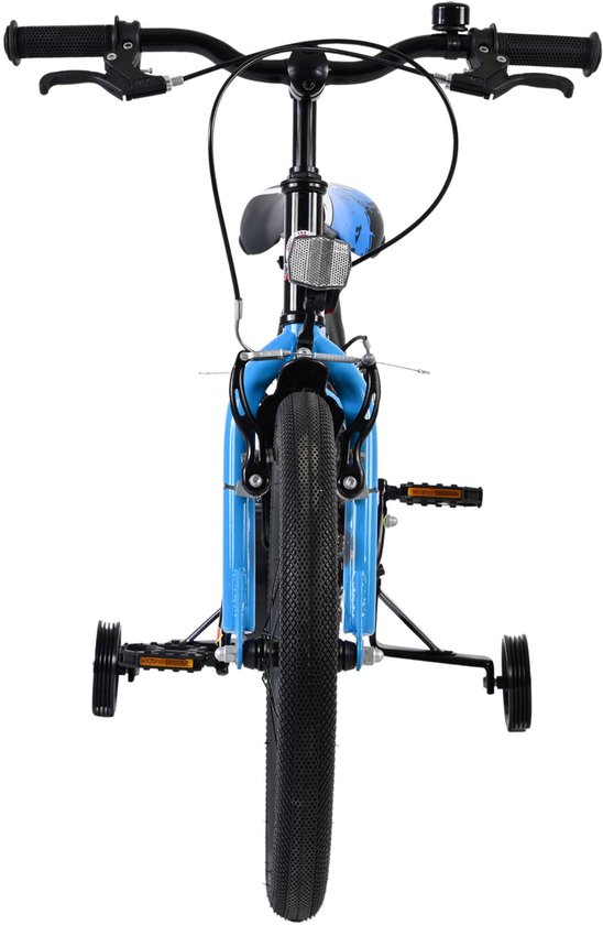 Zijwieltjes op een blauwe kinderfiets met zwarte banden en stuur.