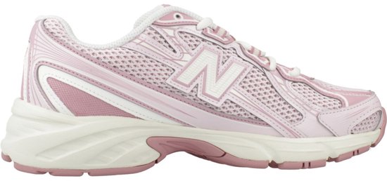 Roze New Balance sneaker met witte 'N' logo en beige accenten.