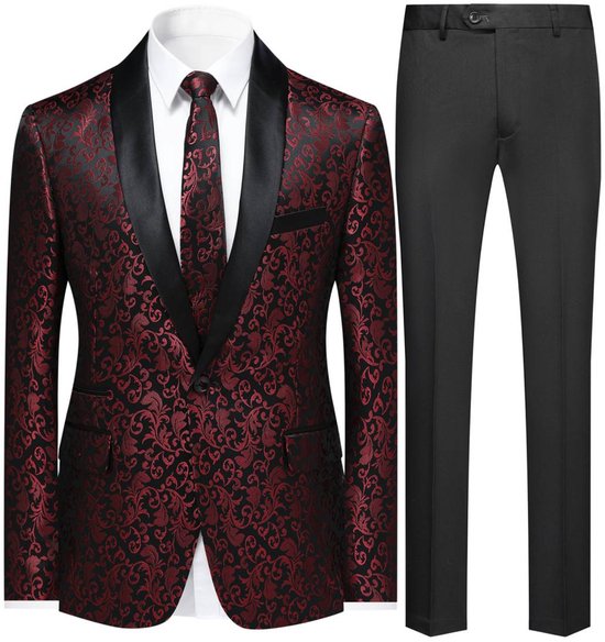 Bordeauxrood paisley jasje met zwarte sjaalkraag, wit overhemd, bijpassende stropdas en zwarte pantalon.