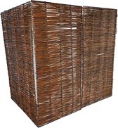 Hoek van de kliko ombouw, bestaande uit panelen van gevlochten wilgentenen op een metalen frame.