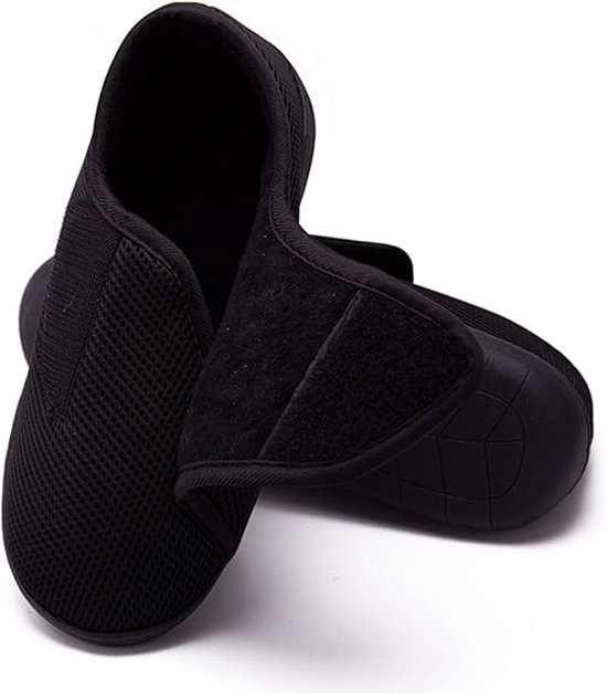 Zwarte pantoffel met klittenbandsluiting, gemaakt van ademend mesh.