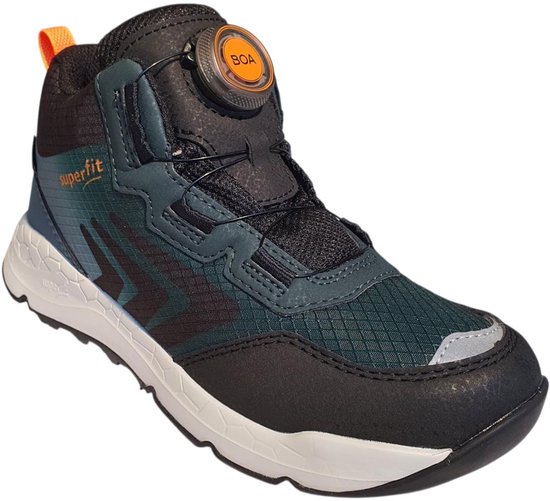Zijkant van een donkerblauwe en zwarte Superfit sneaker met oranje lus en BOA sluiting.